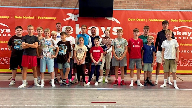 Die Kinder des Sommercamp 2025 der Cottbuser Sportjugend beim Besuch des Fechtclub Cottbus.