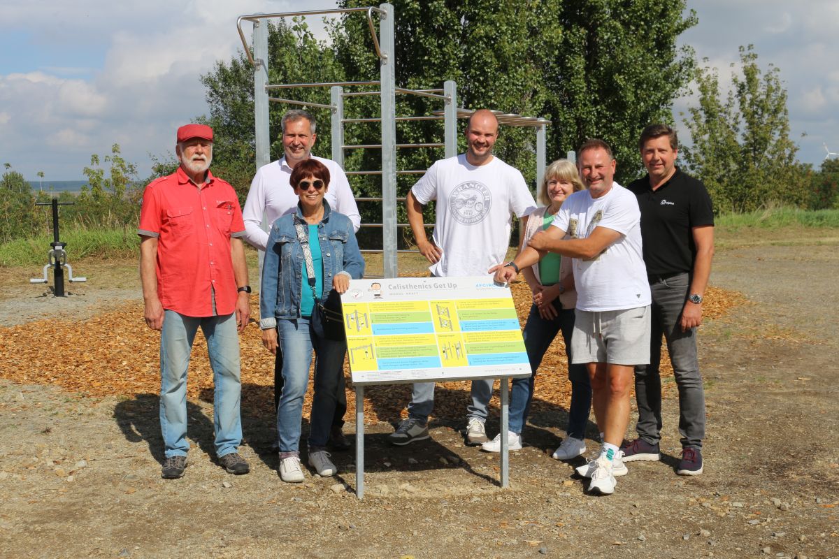 Oberbürgermeister Tobias Schick, Stadtsportbund-Geschäftsführer Sebastian Grothe und Projekt-Beteiligte bei der Übergabe in Schlichow. Foto:Stadt Cottbus/Chóśebuz