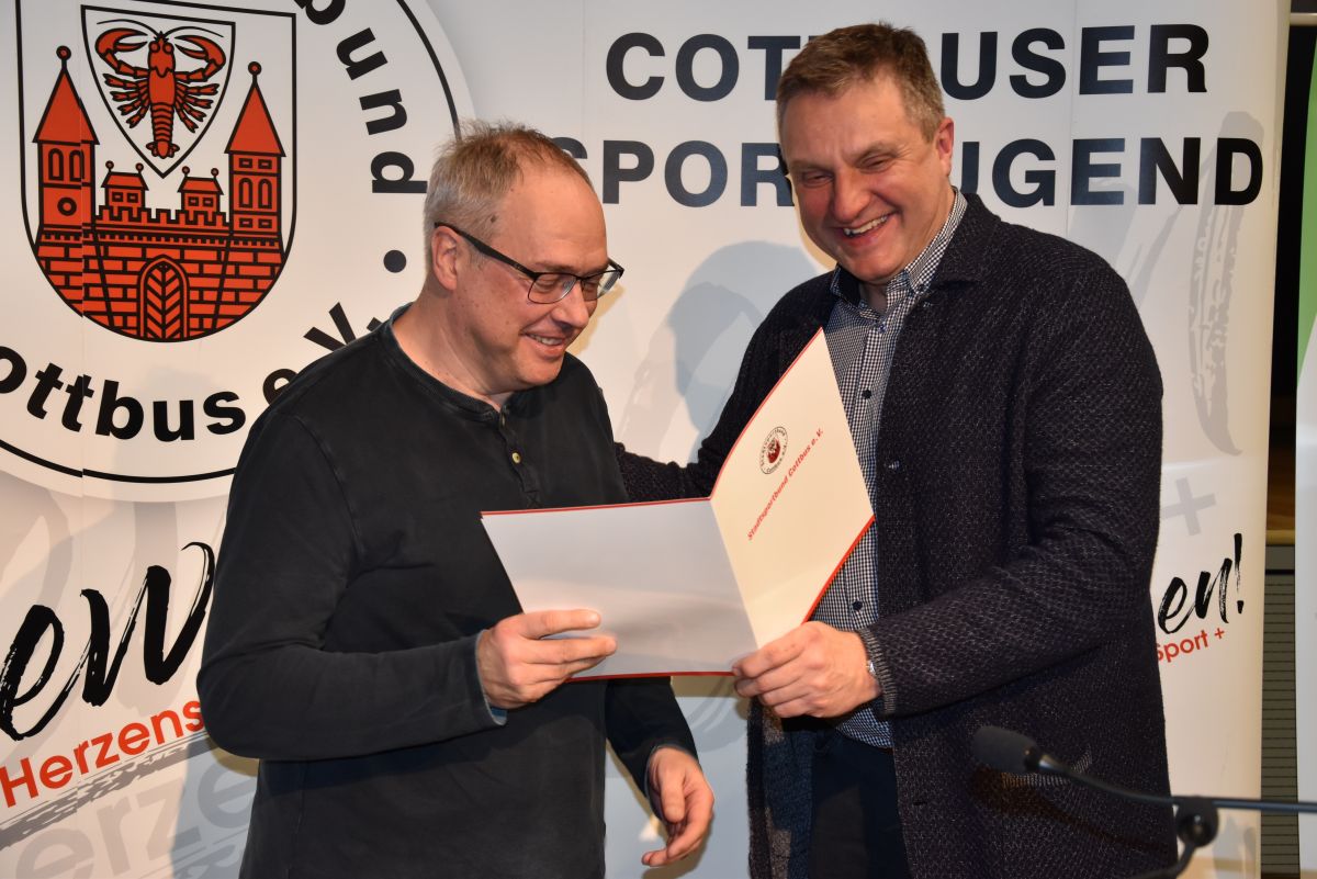 Rainer Moldenhauer (l.) erhilet von Olaf Wernicke die Ehrennadel.