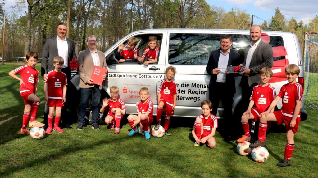 Sparkasse Spree-Neiße übergibt der Cottbuser Sportfamilie einen VW Bus T6